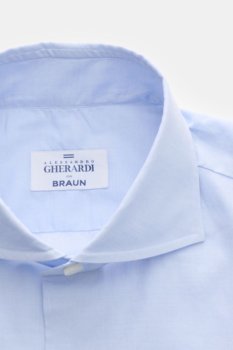 Close-up front view of the Gherardi Casual shirt shark collar light blue showing the shark collar and label on fine, lightweight cotton.

An elegant shirt with barrel cuffs by GHERARDI: the finest, lightweight, premium quality cotton combined with a sl