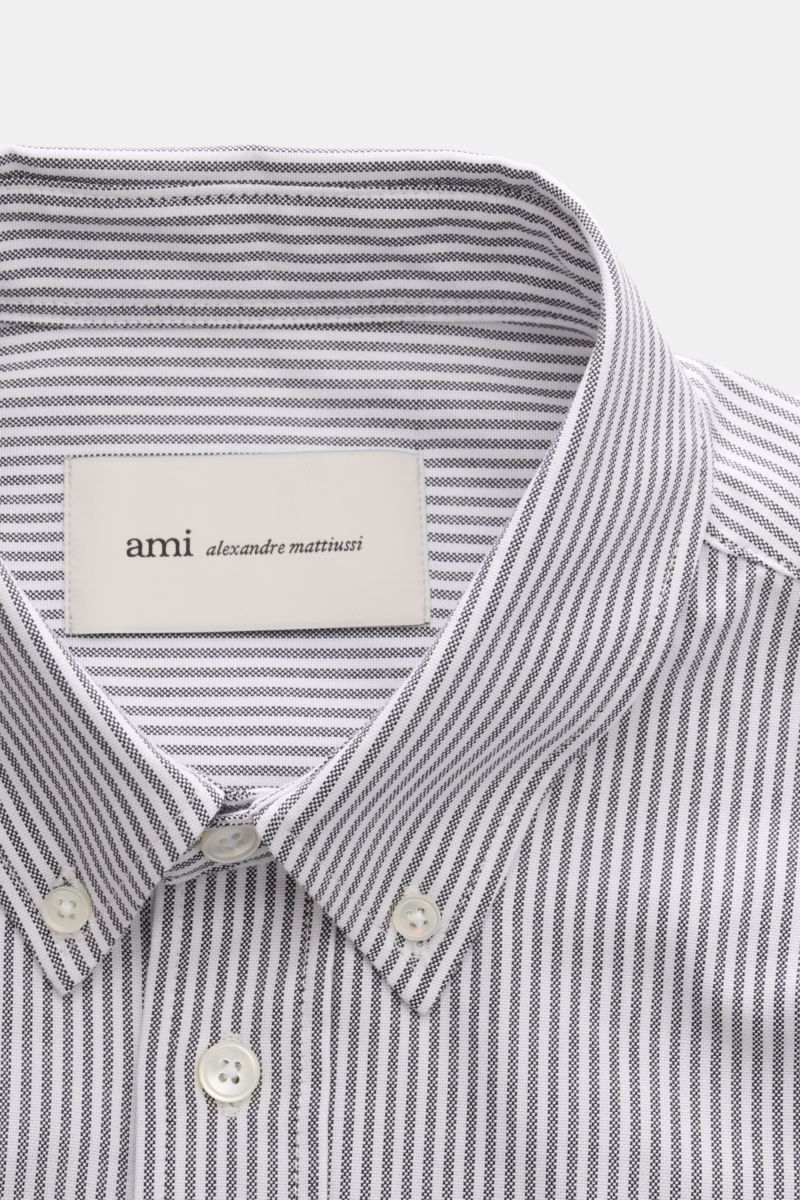 Close-up front view of the Ami Paris Casual Hemd Button-Down-Kragen schwarz/weiß gestreift showing classic black and white stripes, button-down collar, and soft pure cotton fabric with a subtle texture. Klassiker modern interpretiert: Das Casual Hemd von 