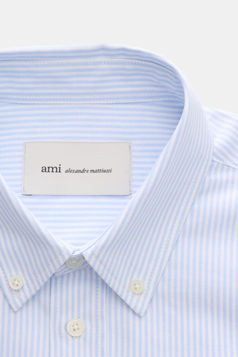Close-up front view of Ami Paris Casual Hemd Button-Down-Kragen hellblau/weiß gestreift with classic stripes, button-down collar, and soft cotton fabric. Klassiker modern interpretiert: Das Casual Hemd von AMI PARIS im klassischen Streifen-Design wird zum