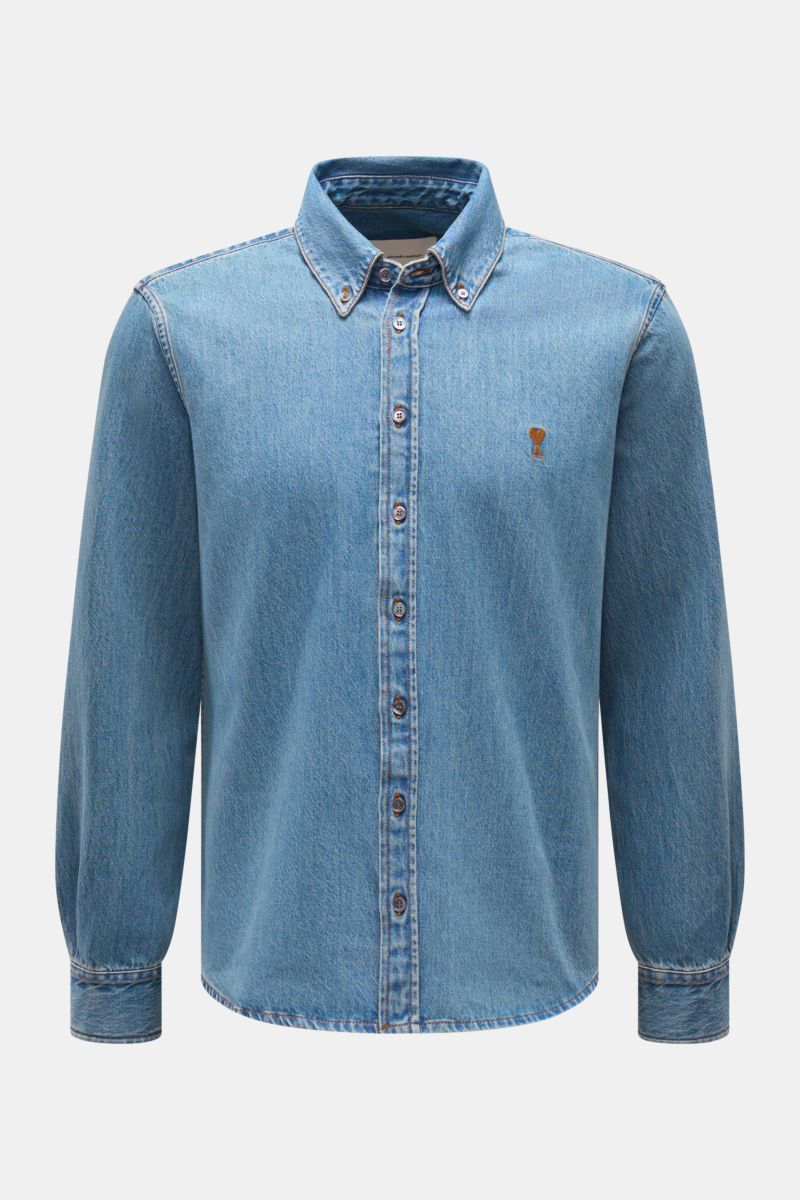 Frontale Aufnahme des Ami Paris Jeanshemd Button-Down-Kragen rauchblau aus reiner Baumwolle mit leichter Struktur, Logo-Stickerei, Sportmanschette und gerundetem Saum.