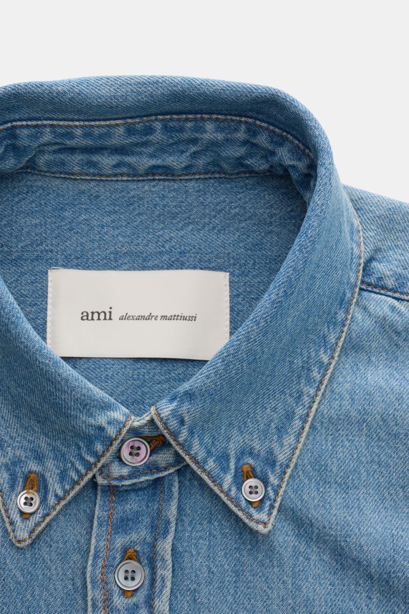 Ami Paris Jeanshemd Button-Down-Kragen rauchblau, Detailaufnahme von oben, reine Baumwolle, strukturierter Denim, Logo-Stickerei und Knopfleiste sichtbar.
