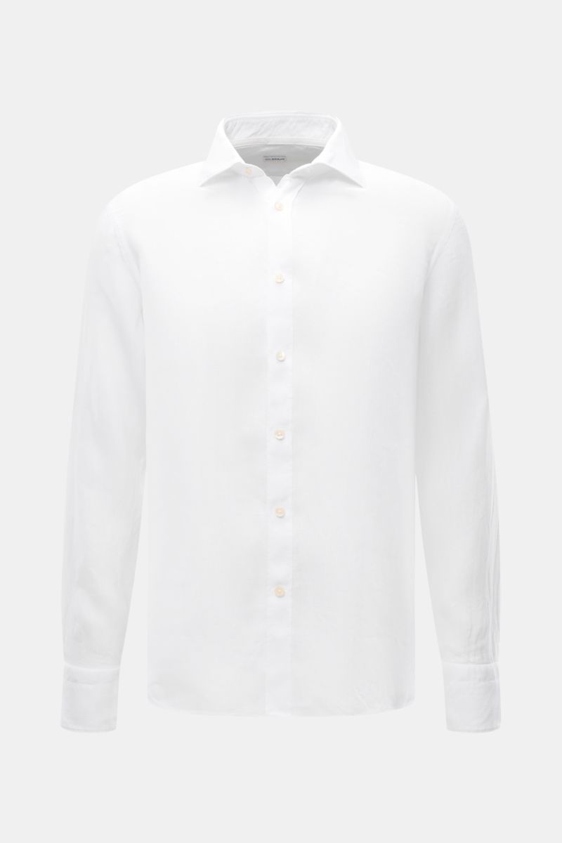 von Braun Leinenhemd Haifisch-Kragen weiß, frontale Nahaufnahme, reines Leinen, luftige Qualität, weicher Griff, sportliche Manschette, gerundeter Saum, garment dyed für entspannten Look.