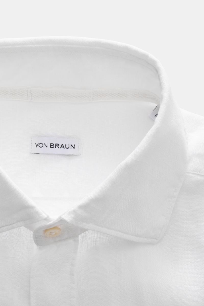 Nahaufnahme des von Braun Leinenhemd Haifisch-Kragen weiß, aus reiner Leinenstruktur, luftiges Tragegefühl, haiförmiger Kragen frontal sichtbar.