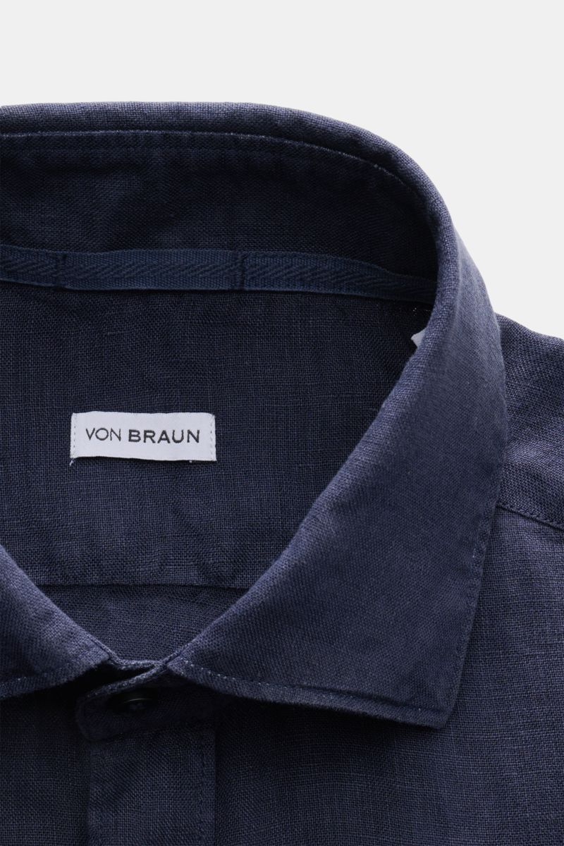 Nahaufnahme des von Braun Leinenhemd Haifisch-Kragen navy, reine Leinenqualität, garment dyed, weicher Griff, klassische Details, frontal fotografiert.