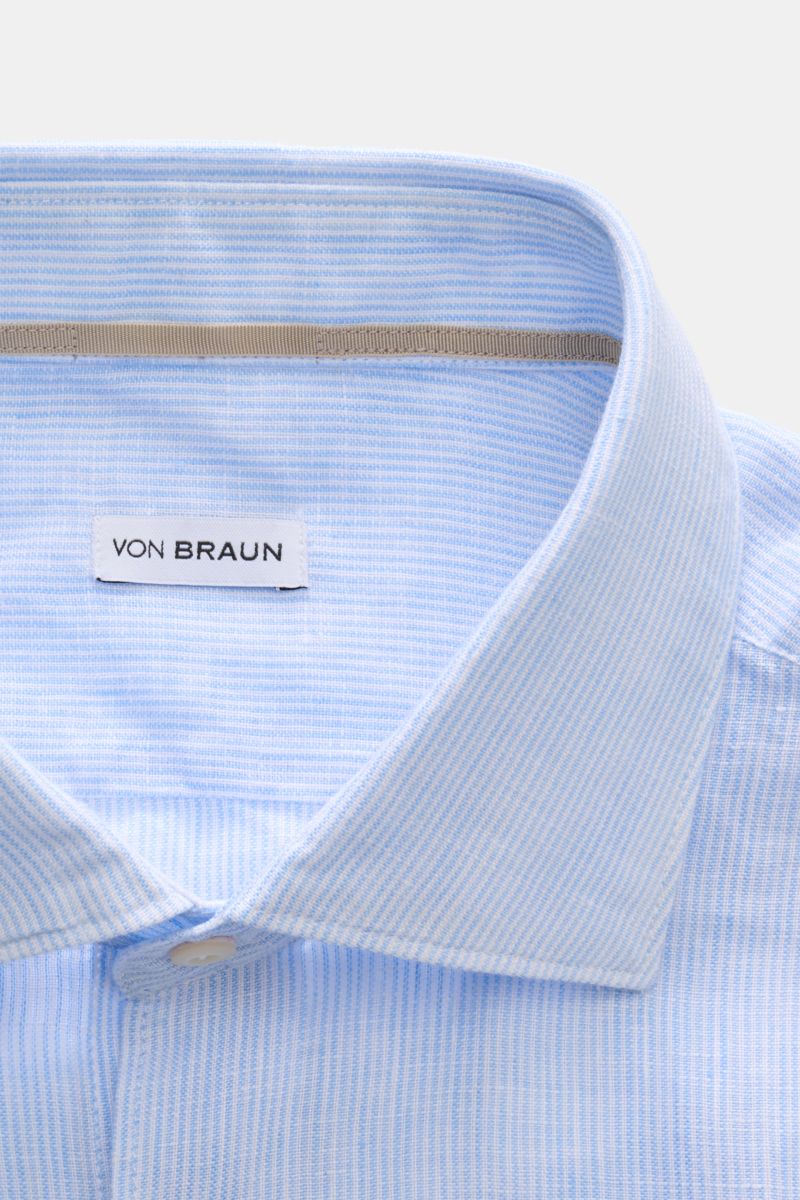 Nahaufnahme des von Braun Leinenhemd Haifisch-Kragen hellblau/weiß gestreift, fotografiert von vorne oben, reine Leinenqualität.