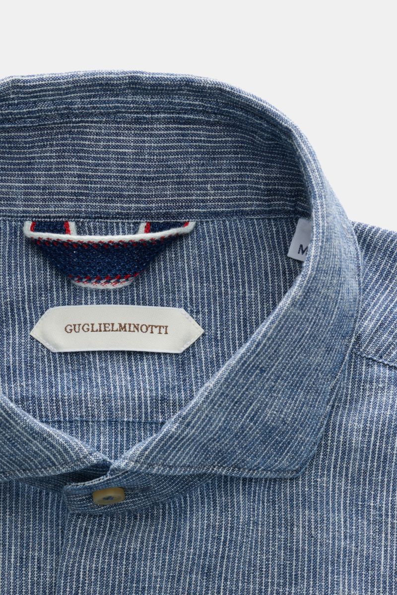 Guglielminotti Casual Hemd Haifisch-Kragen navy gestreift, Nahaufnahme von oben auf den Kragen mit feinem Streifenmuster, Label sichtbar.