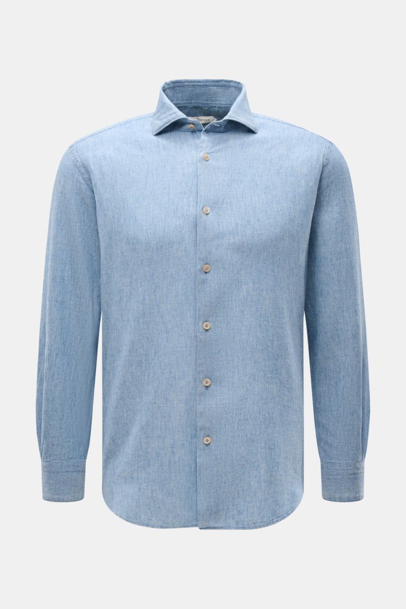 Guglielminotti Casual Hemd Haifisch-Kragen rauchblau gestreift, frontal fotografiert, mit Perlmuttknöpfen und klassischer Sportmanschette.