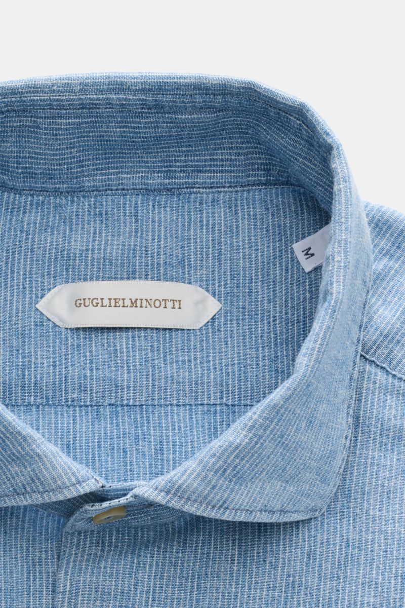 Guglielminotti Casual Hemd Haifisch-Kragen rauchblau gestreift, Nahaufnahme von oben, feiner Leinen-Baumwoll-Mix sichtbar.