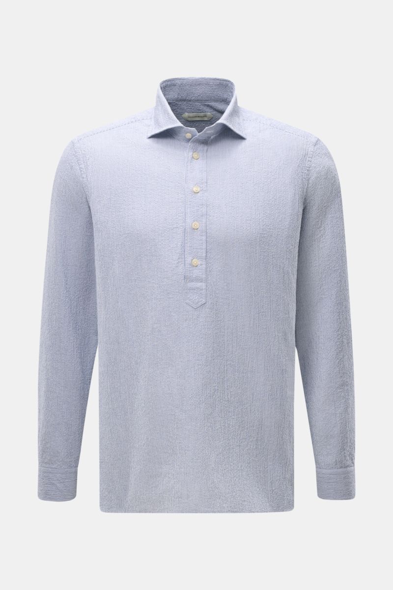 Guglielminotti Seersucker Popover-Hemd Haifisch-Kragen blau/weiß gestreift, Slim Fit, elastische Baumwolle, frontale Nahaufnahme.