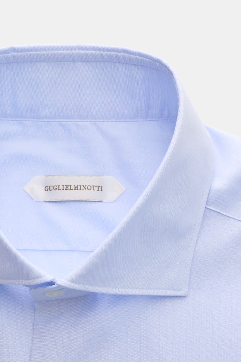 Guglielminotti Casual Hemd Haifisch-Kragen hellblau, Slim Fit, reine Baumwolle, französische Knopfleiste, Sportmanschette, von oben fotografiert.
