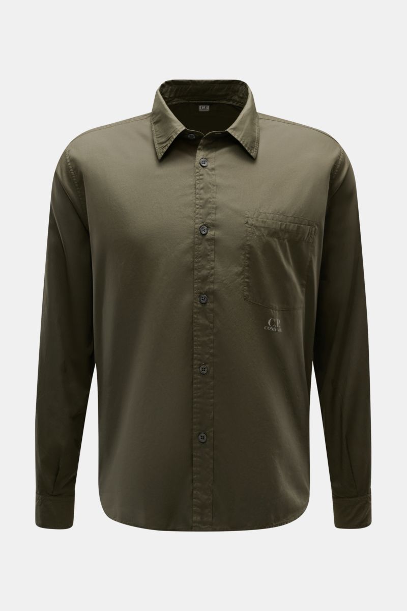 C.P. Company Casual Hemd schmaler Kragen dark olive, Frontansicht, reine Baumwolle, leichte Qualität, Brusttasche, Knopfleiste, Sportmanschette, gerundeter Saum, garment dyed, Regular Fit.