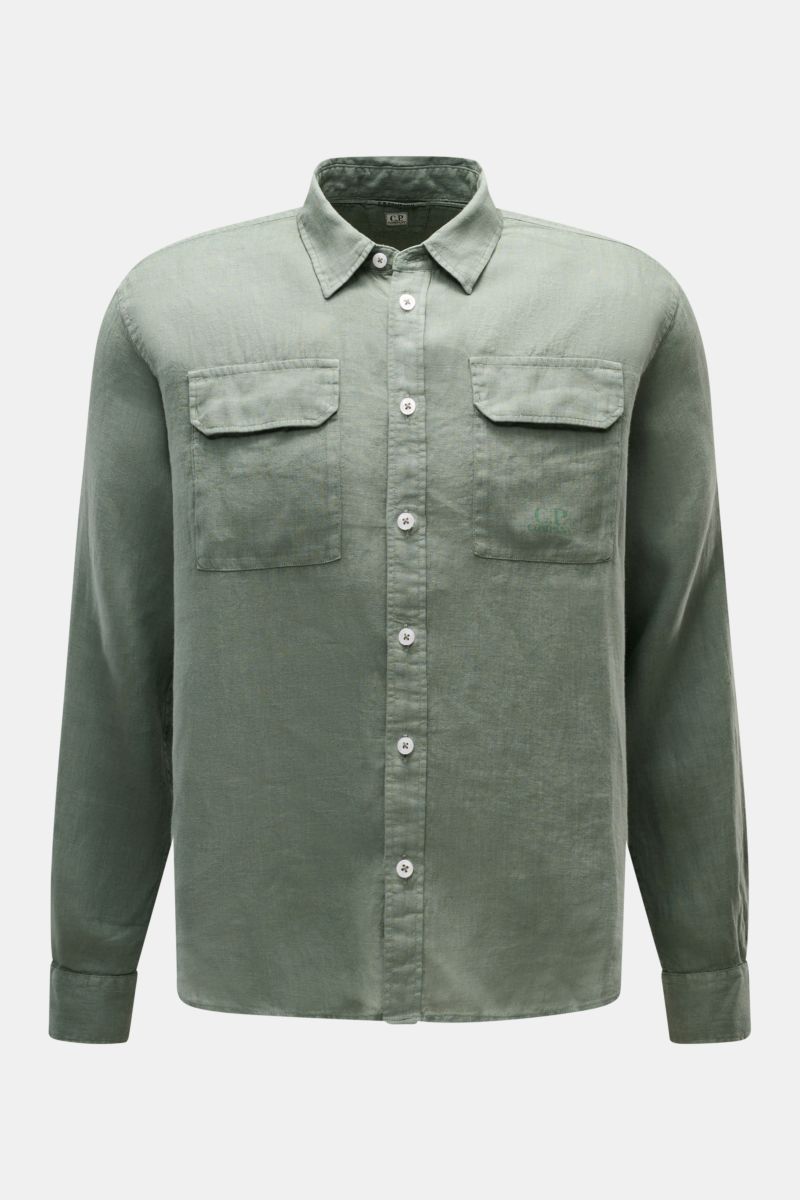 C.P. Company Linen shirt slim collar sage, front view of pure linen shirt with patch button placket, breast pockets with flaps, logo print, barrel cuffs, rounded hem, slightly elongated back, soft feel, garment-dyed, regular fit. 