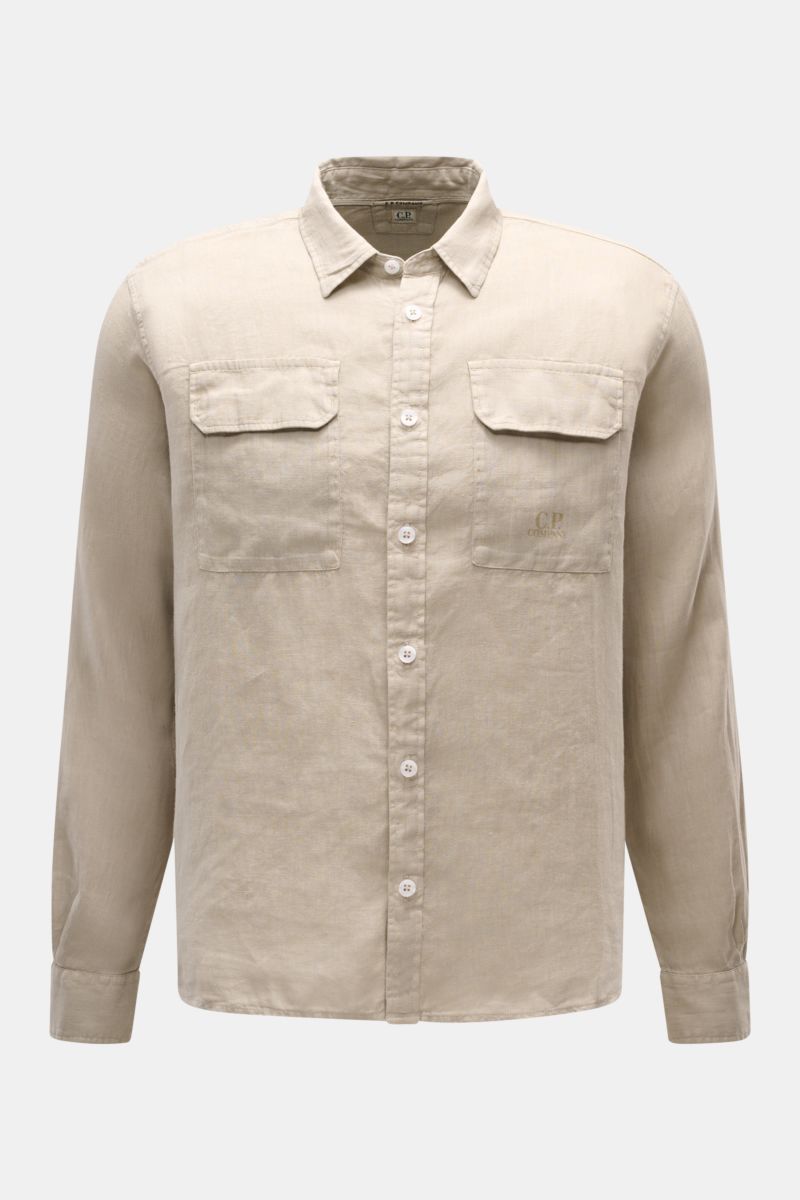 C.P. Company Linen shirt narrow collar sand shown from the front, pure linen with soft feel, garment-dyed, regular fit, patch button placket, breast pockets with flaps and logo print, classic barrel cuffs, rounded hem with slightly elongated back.