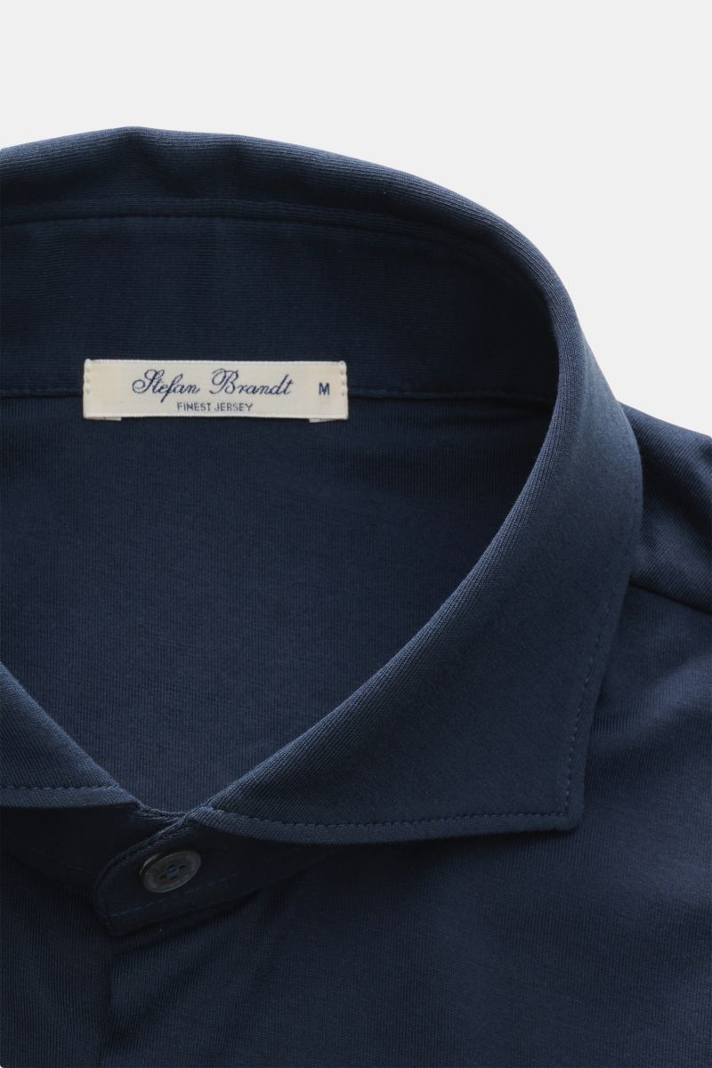 Close-up front view of the Stefan Brandt Jersey-Hemd 'Otis' Haifisch-Kragen dunkelblau, showing flexible, smooth Pima cotton jersey with a shark collar, French button placket, classic sport cuff, and rounded hem. Flexibler, geschmeidiger Jersey aus rei