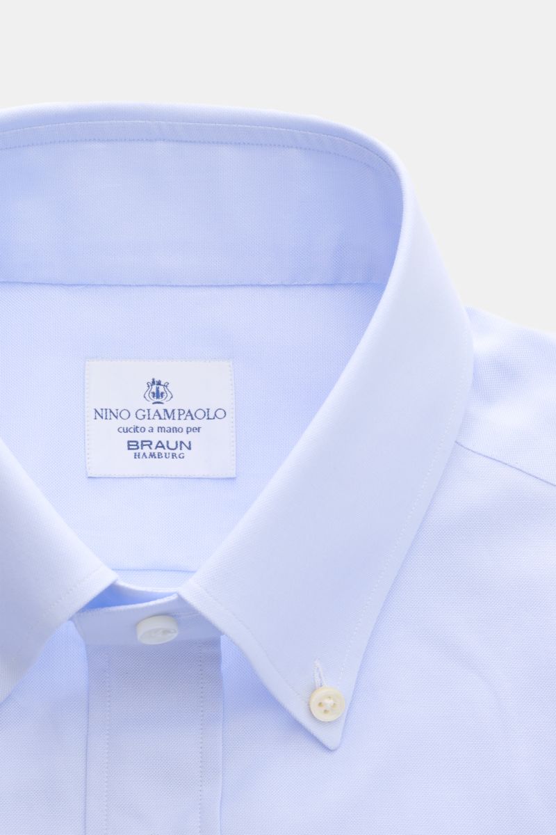 Giampaolo Oxford-Hemd Button-Down-Kragen hellblau, Slim Fit, reine Baumwolle, leichte Struktur, Knopfleiste, Sportmanschette, Taillenabnäher, gerundeter Saum, Nahaufnahme von oben.