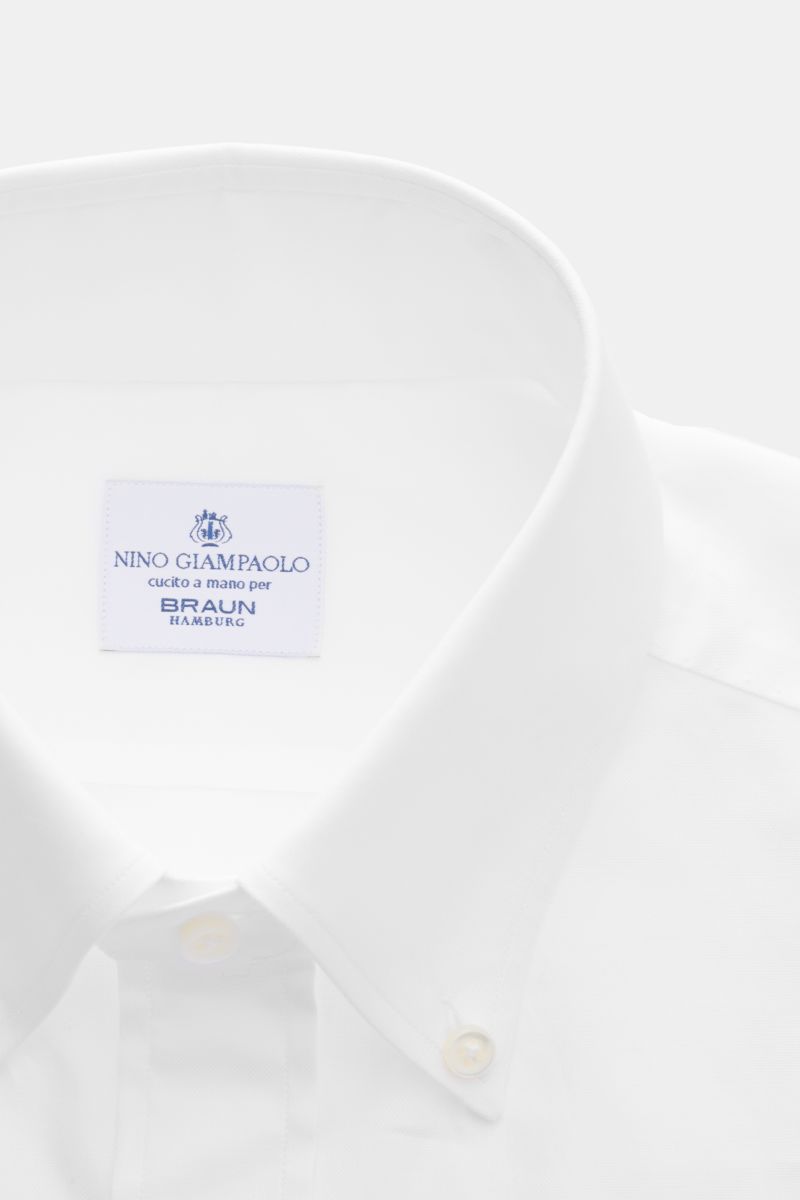Nahaufnahme des weißen Giampaolo Oxford-Hemds mit Button-Down-Kragen, feines Baumwoll-Oxford, Slim Fit, klassische Sportmanschette.