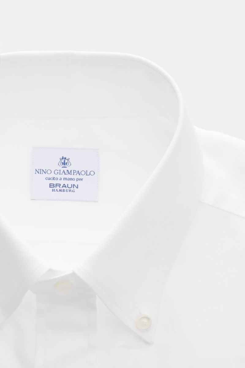 Close-up front view of Giampaolo Oxford shirt button-down collar white showing the fine Oxford fabric and collar details.

Description:  
A classic from Italian shirt experts GIAMPAOLO: This shirt in fine Oxford fabric with a button-down collar is a tr