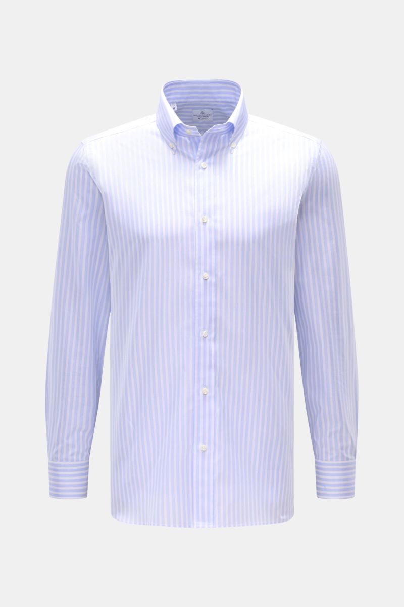 Front view of Giampaolo Oxford-Hemd Button-Down-Kragen pastellblau/weiß gestreift, a slim fit Oxford shirt with button-down collar, classic sport cuffs, and rounded hem. Klassiker vom italienischen Hemdenexperten GIAMPAOLO: Dieses Hemd aus feinem Oxfor