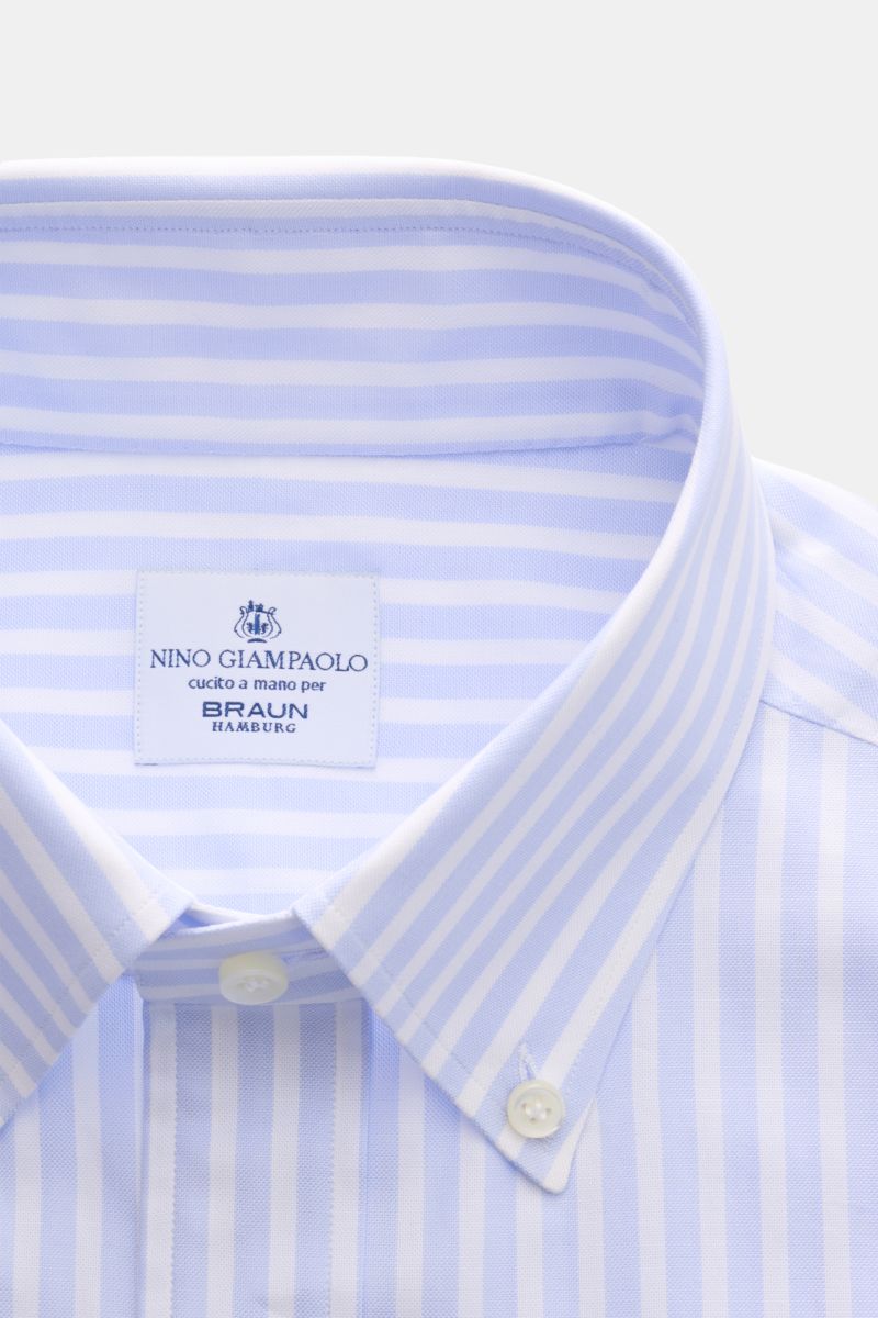 Close-up front view of Giampaolo Oxford-Hemd Button-Down-Kragen pastellblau/weiß gestreift, a classic slim fit Oxford shirt with button-down collar, pure cotton fabric, light texture, button placket, sport cuffs, back waist darts, and rounded hem.

Descri