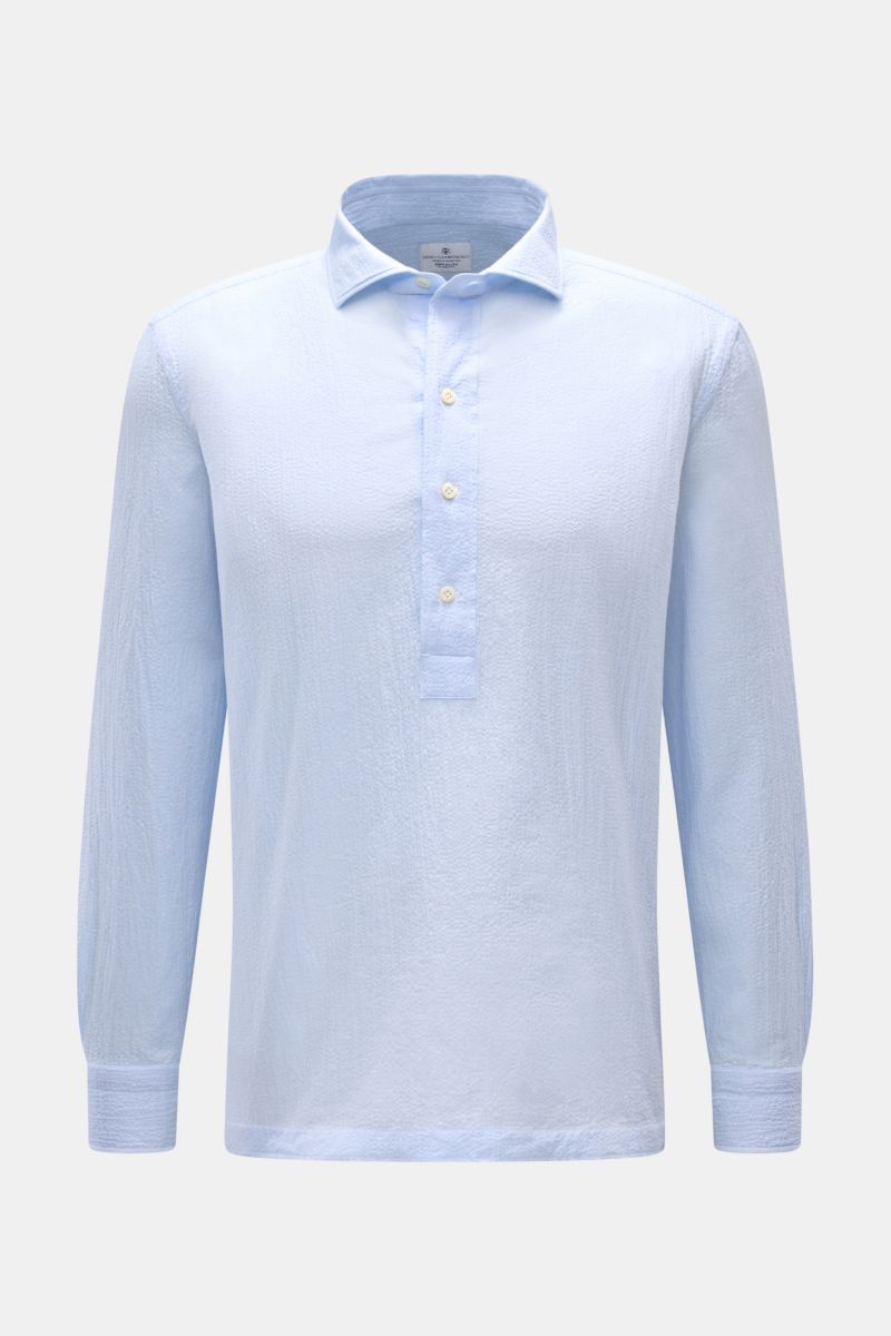 Giampaolo Seersucker Popover-Hemd Haifisch-Kragen hellblau, frontal fotografiert, leicht elastisch, Regular Fit, Perlmuttknöpfe, Sportmanschette, kurze Saumschlitze.