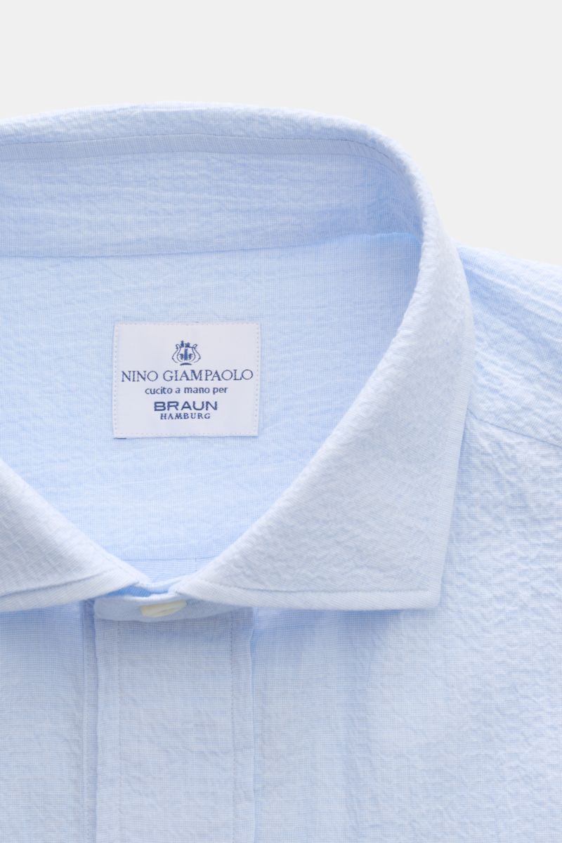 Nahaufnahme des Giampaolo Seersucker Popover-Hemds Haifisch-Kragen hellblau, elastische Baumwolle, Seersucker-Struktur, Regular Fit, Perlmuttknöpfe.
