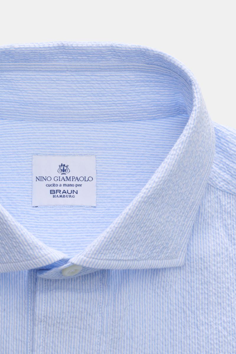 Giampaolo Seersucker Popover-Hemd Haifisch-Kragen hellblau/weiß gestreift, Nahaufnahme von oben, Seersucker Baumwolle, Regular Fit, Quetschfalte, Sportmanschette.