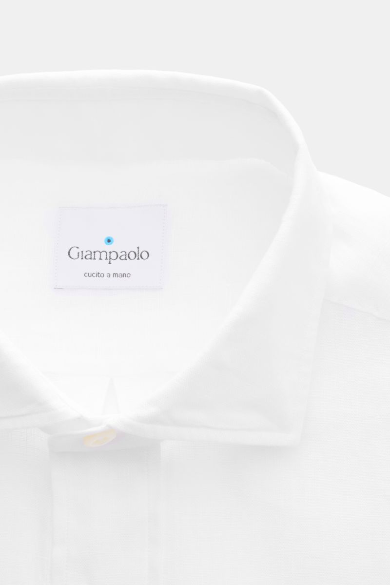 Nahaufnahme von Giampaolo Leinen Popover-Hemd Haifisch-Kragen weiß, reine Leinenqualität, Haifisch-Kragen, Perlmuttknöpfe, leichte Struktur.