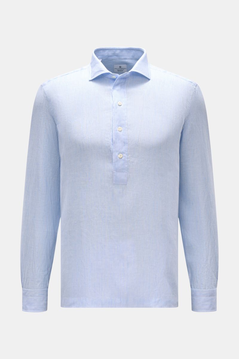 Front view of Giampaolo Popover-Leinenhemd Haifisch-Kragen hellblau/weiß gestreift, a classic Italian linen shirt with shark collar, popover style, lightweight fabric, regular fit, structured weave, patch button placket, sport cuffs, straight hem, and sho