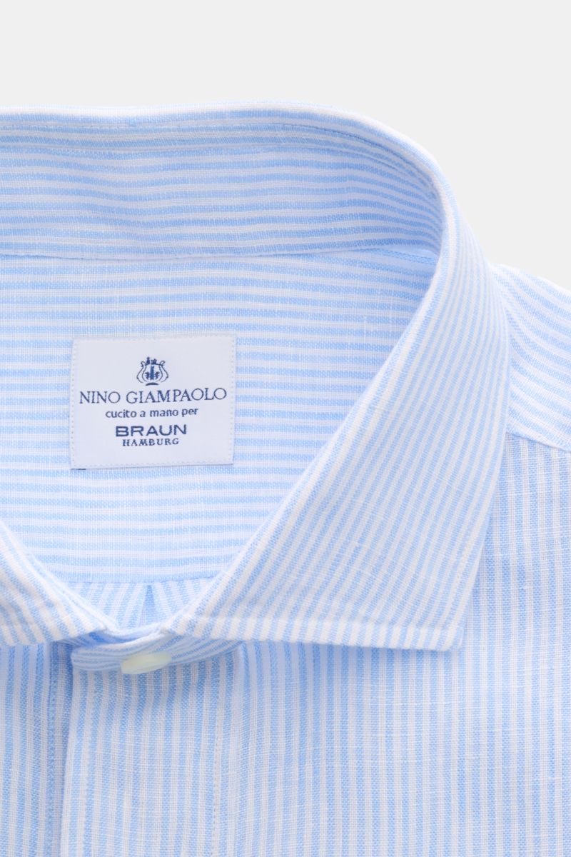 Close-up front view of Giampaolo Popover linen shirt shark collar light blue/white striped, showing texture and label.

A classic with a twist from Italian shirt experts GIAMPAOLO: This popover shirt in airy linen fabric is an all-rounder for hot summe