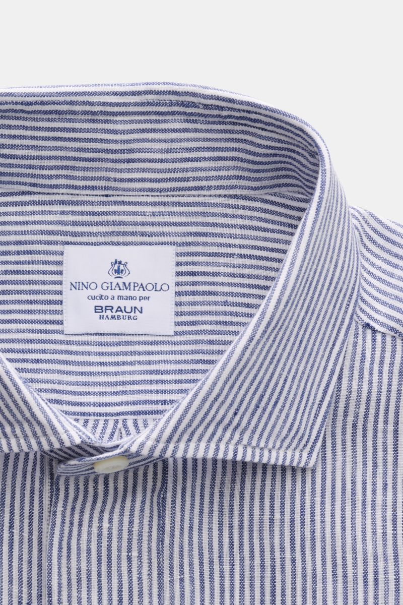Close-up front view of Giampaolo Popover-Leinenhemd Haifisch-Kragen navy/weiß gestreift with shark collar, lightweight linen canvas weave, regular fit, classic sport cuff, and short side slits. Klassiker mit Twist vom italienischen Hemdenexperten GIAMPAOL