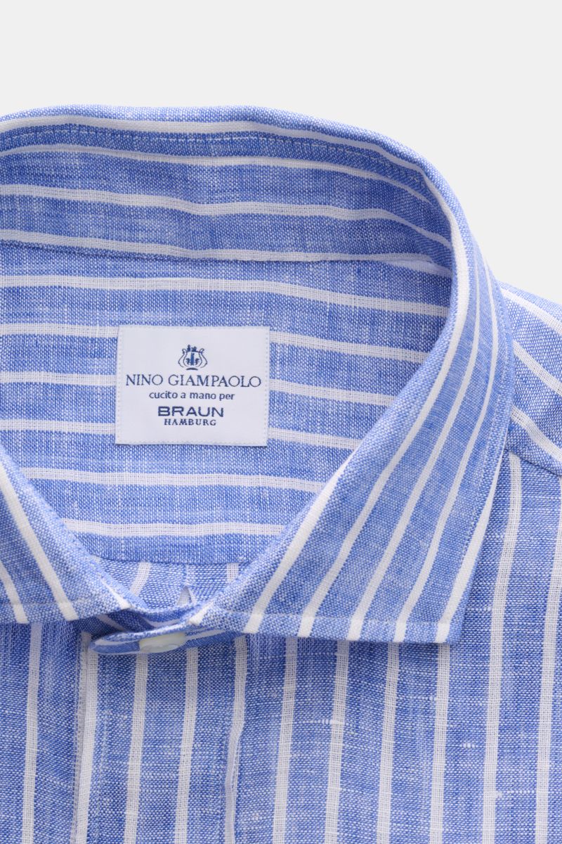 Close-up front view of the Giampaolo Popover-Leinenhemd Haifisch-Kragen blau/weiß gestreift showing the shark collar and linen fabric with blue and white stripes. Klassiker mit Twist vom italienischen Hemdenexperten GIAMPAOLO: Dieses Popover-Hemd aus luft