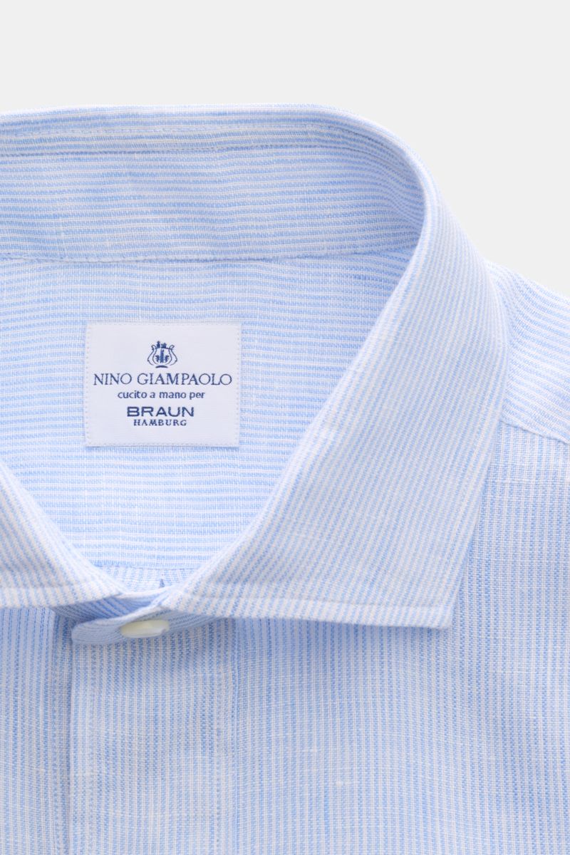 Close-up front view of the Giampaolo Popover-Leinenhemd Haifisch-Kragen hellblau/weiß gestreift showing light blue and white striped linen fabric, shark collar, and button. Klassiker mit Twist vom italienischen Hemdenexperten GIAMPAOLO: Dieses Popover-Hem