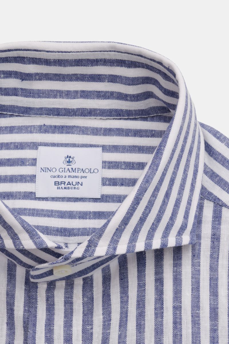 Close-up front view of Giampaolo Casual Hemd Haifisch-Kragen navy/weiß gestreift shirt collar with navy and white stripes, slim fit, made from lightweight cotton-linen blend. GIAMPAOLO läutet die warme Saison ein: Dieses Hemd aus leichtem Baumwolle-Lei