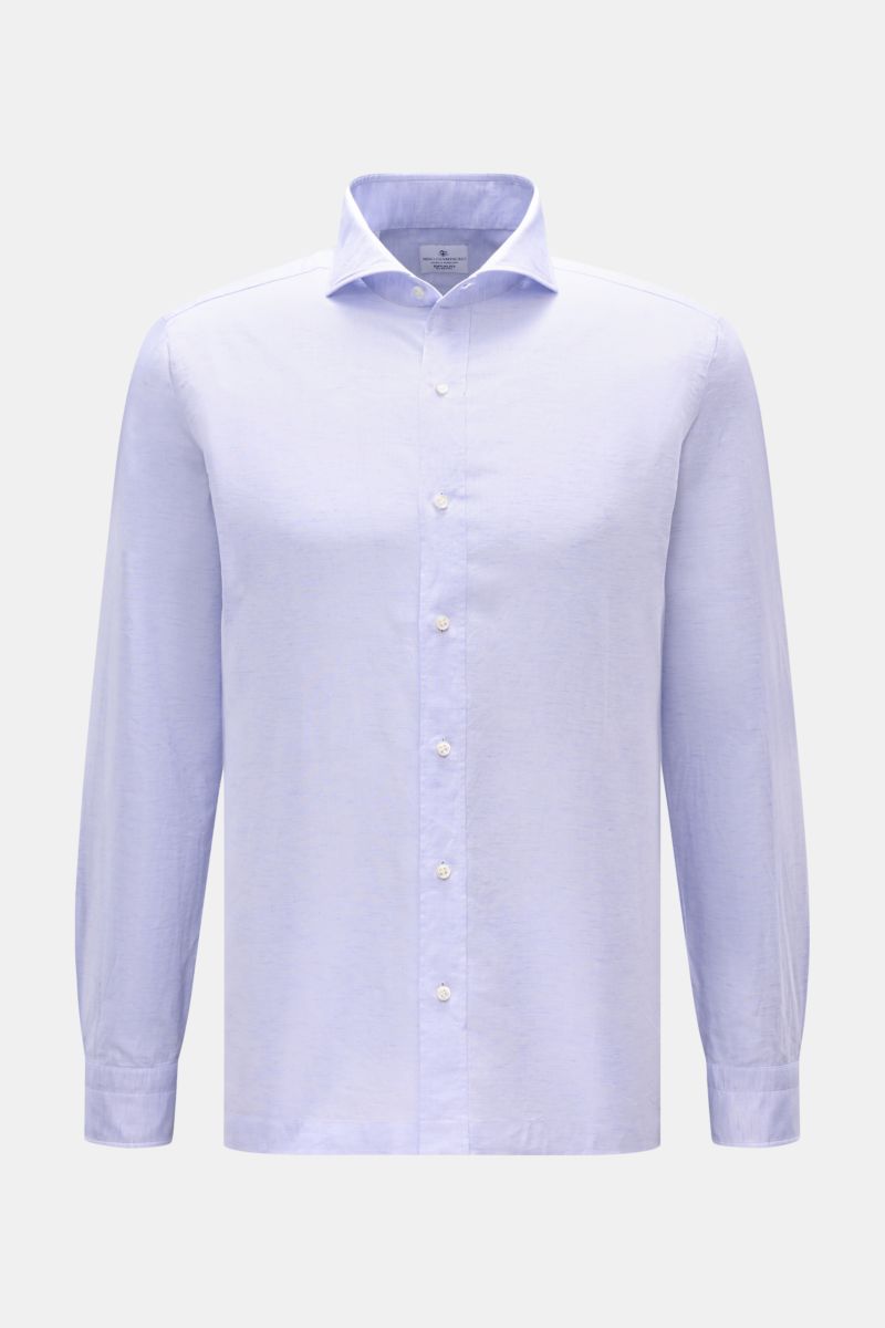 Front view of Giampaolo Casual Hemd Haifisch-Kragen lavender, a slim fit shirt in cotton-linen mix with shark collar, button placket, classic sport cuffs, and straight hem, perfect for warm office days. 

Ein echter Allrounder vom Hemdenexperten GIAMPA