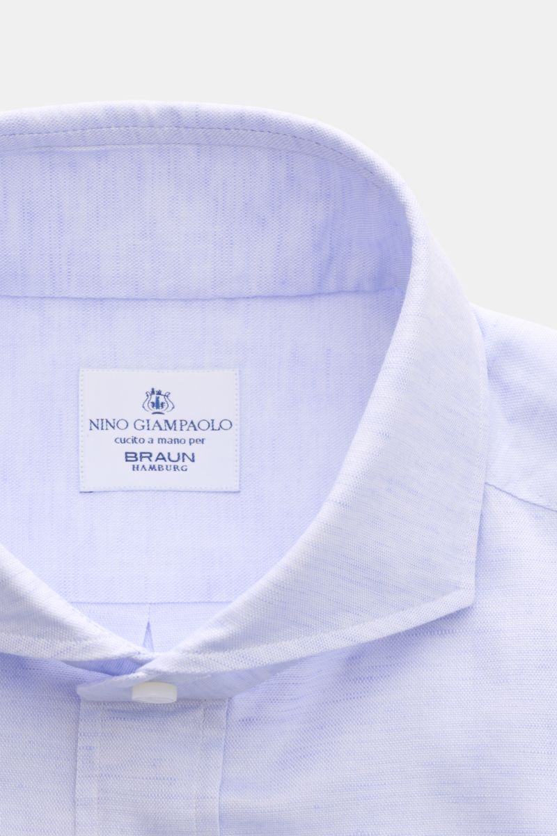 Close-up front view of Giampaolo Casual Hemd Haifisch-Kragen lavender shirt collar made of cotton-linen blend, slim fit with shark collar.

Ein echter Allrounder vom Hemdenexperten GIAMPAOLO: Mit diesem Hemd aus Baumwoll-Leinen-Mix mit Haifisch-Kragen 