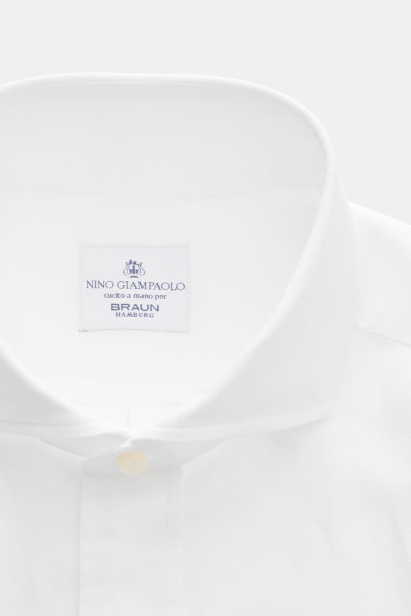 Giampaolo Casual Hemd Haifisch-Kragen weiß, Detailbild von oben, Baumwoll-Leinen-Mix, Slim Fit, feste Haptik, Knopfleiste, Sportmanschette, gerader Saum.
