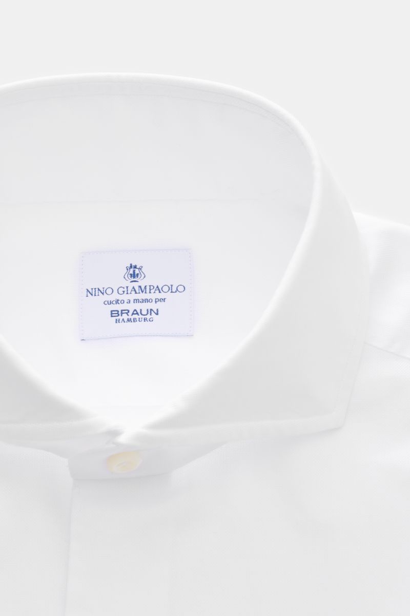 Giampaolo Oxford-Hemd Haifisch-Kragen weiß, Slim Fit aus reiner Baumwolle, weich, mit französischer Knopfleiste, Sportmanschette, Taillenabnähern, gerundet, von oben fotografiert.