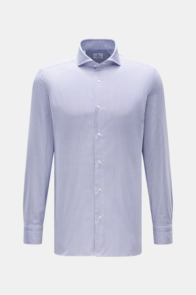 Front view of Giampaolo Oxford-Hemd Haifisch-Kragen dunkelblau/weiß gestreift, a slim fit Oxford shirt in fine woven cotton with shark collar, French placket, classic sport cuffs, back waist darts, and rounded hem.

Ein echter Allrounder vom Hemdenexpe