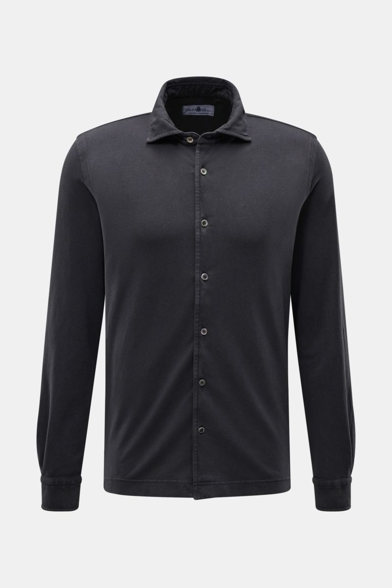 Frontal fotografiertes Della Ciana Piqué-Hemd Haifisch-Kragen dunkelgrau, Baumwoll-Piqué, vintage Look, Regular Fit, sportliche Details.