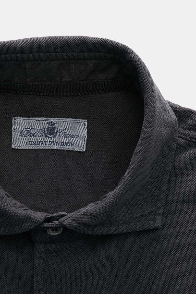 Della Ciana Piqué-Hemd Haifisch-Kragen dunkelgrau, Nahaufnahme Kragen innen, Baumwoll-Piqué, garment dyed, Regular Fit, Vintage-Charakter.