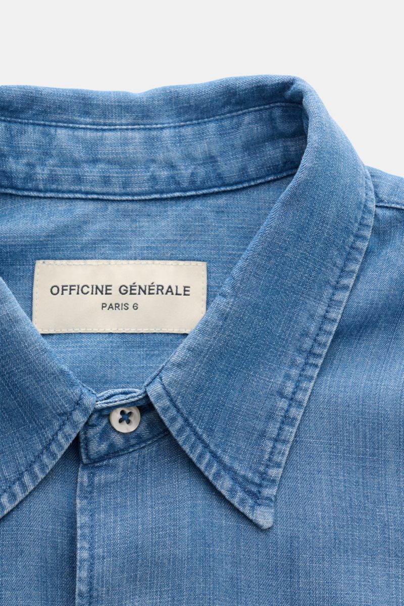 Nahaufnahme des Officine Générale Casual Hemd 'Guido' Kent-Kragen blau meliert aus Lyocell mit weichem Griff und französischer Knopfleiste.