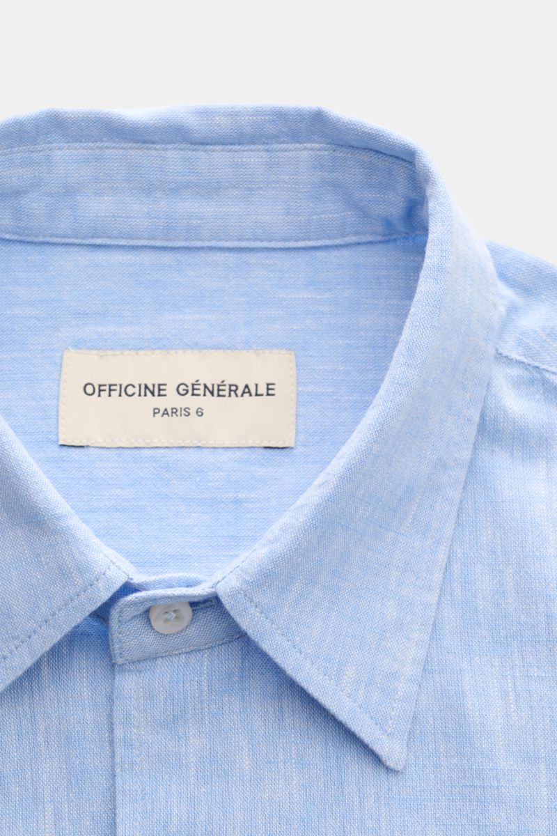 Alt-Tag (124 Zeichen): Nahaufnahme des hellblau melierten Officine Générale Casual Hemd 'Guido' mit Kent-Kragen aus weicher Baumwolle, Regular Fit.