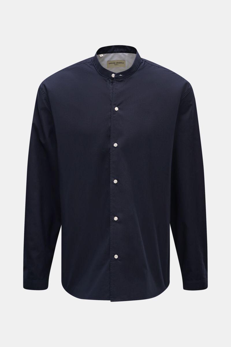 Frontale Nahaufnahme des Officine Générale Casual Hemd 'Jahlan' Grandad-Kragen navy aus weicher Baumwoll-Popeline mit französischer Knopfleiste.