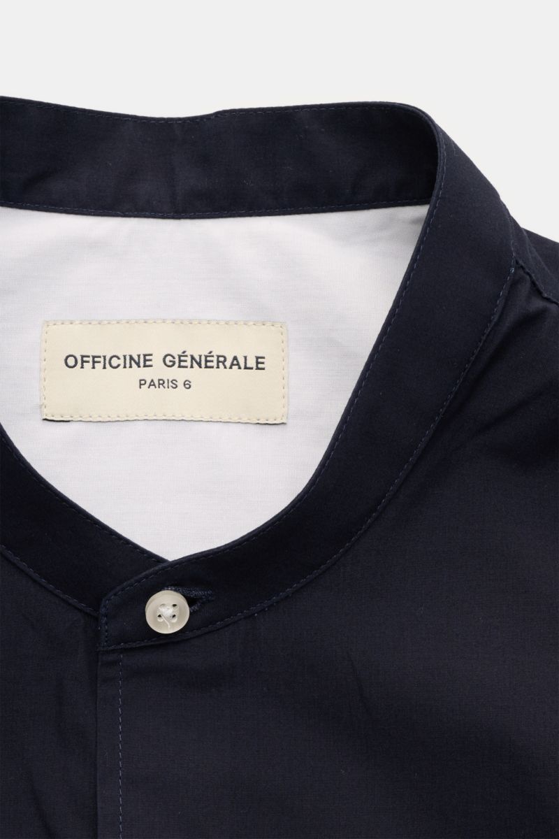 Nahaufnahme des Officine Générale Casual Hemd 'Jahlan' Grandad-Kragen navy aus Baumwoll-Popeline, Perspektive auf den Kragen mit französischer Knopfleiste und weichem Griff.