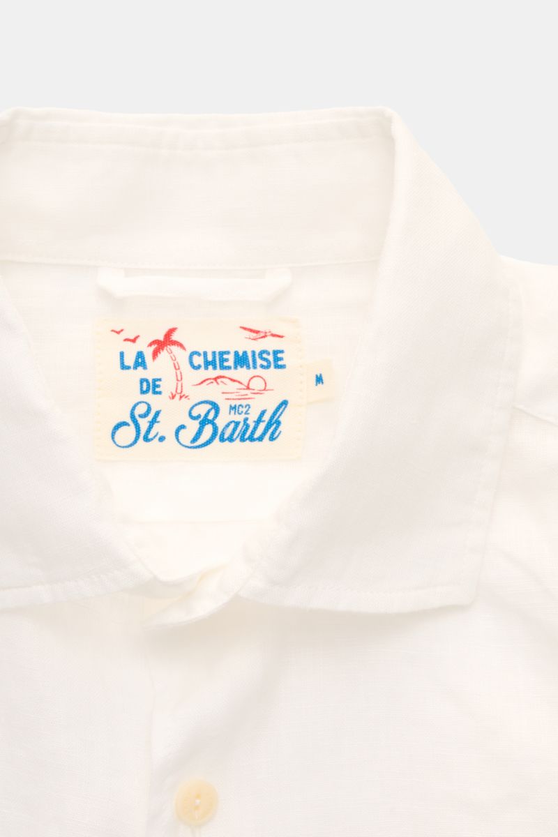 Close-up front view of MC2 Saint Barth Linen shirt 'Pamplona' shark collar white, showing collar and label on lightweight linen fabric.

With this airy, lightweight shirt in pure linen, MC2 SAINT BARTH brings us a perfect piece for casual summer looks.
