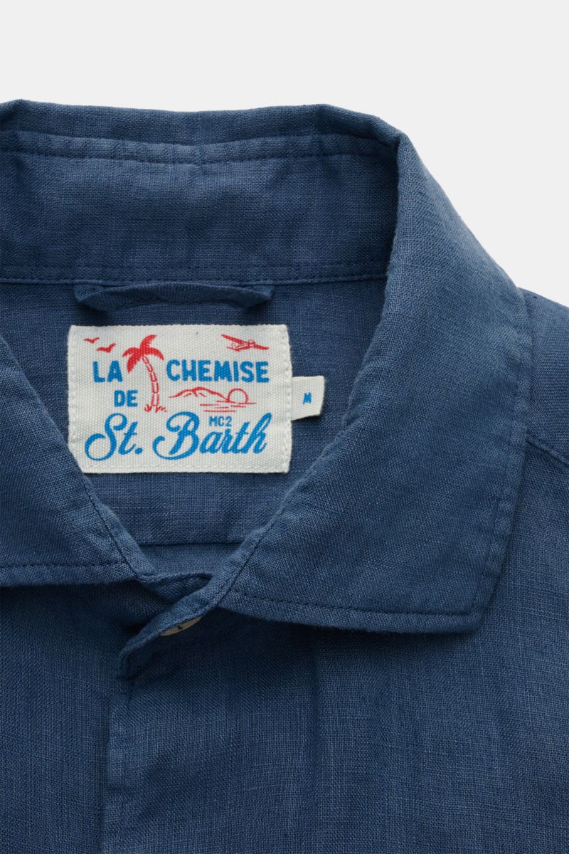 Close-up front view of MC2 Saint Barth Linen shirt 'Pamplona' shark collar grey-blue showing collar and brand label on lightweight linen fabric.

With this airy, lightweight shirt in pure linen, MC2 SAINT BARTH brings us a perfect piece for casual summ