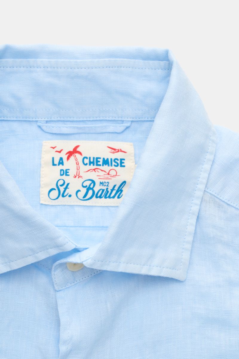 Alt tag (125 characters max):
Close-up front view of MC2 Saint Barth Linen shirt 'Pamplona' shark collar light blue with label and collar details.

Description:
With this airy, lightweight shirt in pure linen, MC2 SAINT BARTH brings us a perfect piece 