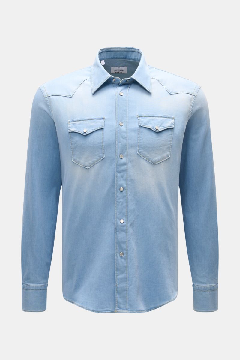 Front view of Gherardi Chambray-Hemd Kent-Kragen hellblau, a slim fit, light blue chambray shirt with denim look, soft cotton, elastic quality, Western-style shoulder yoke, Kent collar, snap button placket, chest pockets with flaps, snap button sport cuff