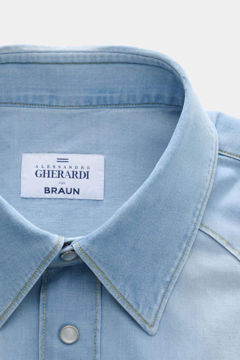 Close-up front view of the Gherardi Chambray-Hemd Kent-Kragen hellblau, a soft, stretchy cotton chambray shirt in denim look.

Description: Legeres Chambray-Hemd vom Experten GHERARDI: Dieses Modell aus softer, elastischer Baumwolle in Denim-Optik läss