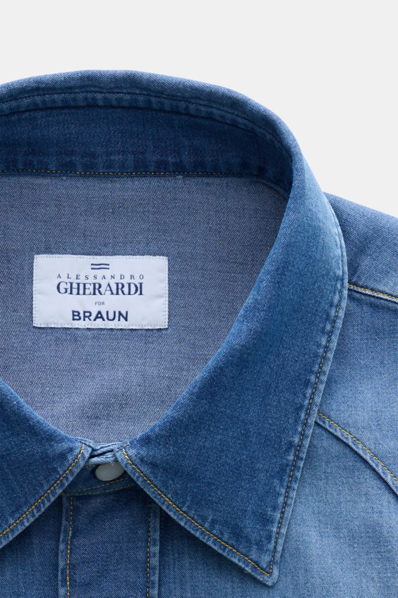 Close-up front view of Gherardi Chambray shirt Kent collar grey-blue showing soft, elastic cotton chambray fabric with Kent collar.

Casual chambray shirt by experts GHERARDI: This model in soft, stretchy cotton in a denim look is perfect for styling i